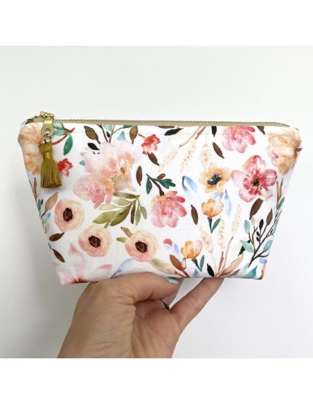 Storage pouch for essential oil bottles