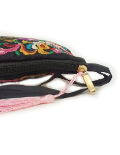 Pochette noire brodée motif visage - rose 2
