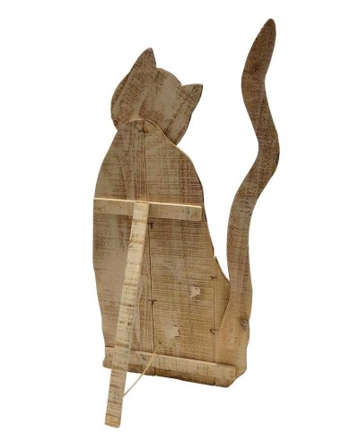 Placa de gato atigrado sentado en madera