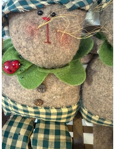 Konijnen Koppel Zittend op Stoffen Bank - Handwerk 31 x 32 cm