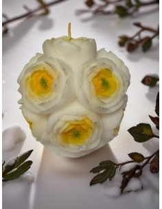 Handcrafted Round Candle with Ranunculus Flowers – 9 cm