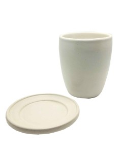 Teetasse mit weißem Keramikdeckel