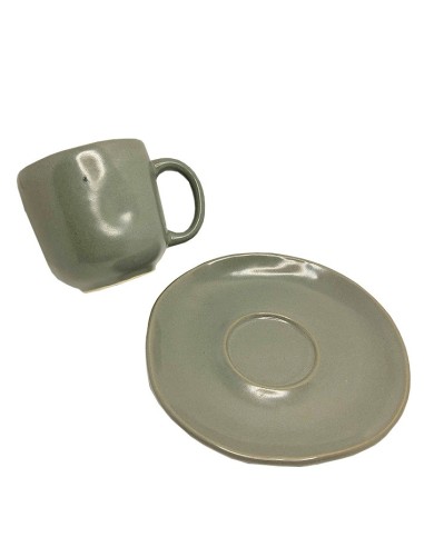 Tasse mit passender Untertasse aus grauer Keramik