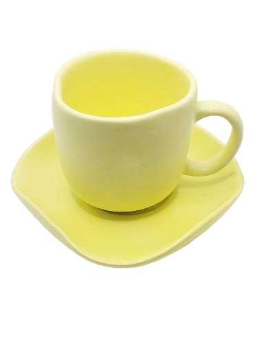 Tazza con piattino abbinato in ceramica gialla