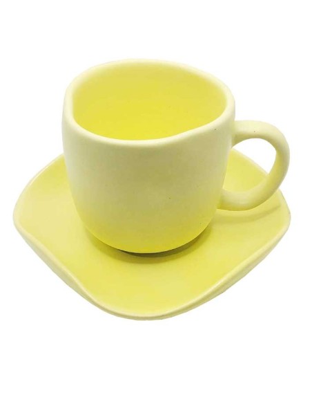 Tasse mit passender Untertasse aus gelber Keramik