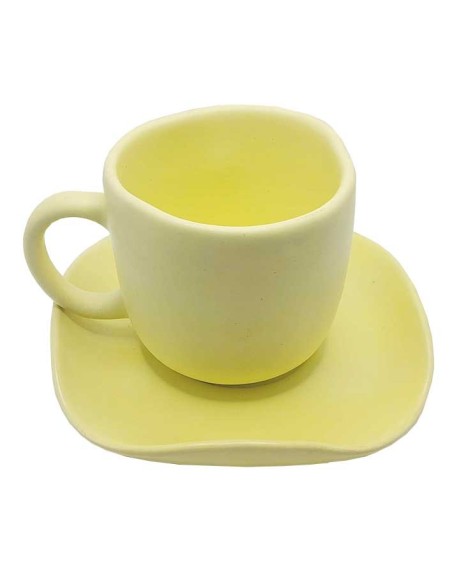 Tasse mit passender Untertasse aus gelber Keramik