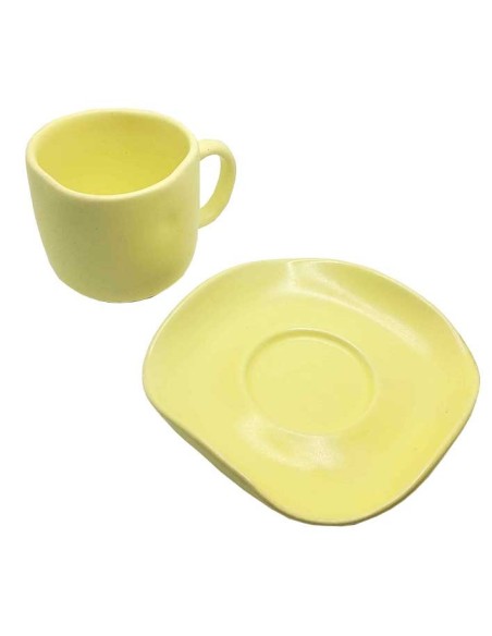 Tasse mit passender Untertasse aus gelber Keramik